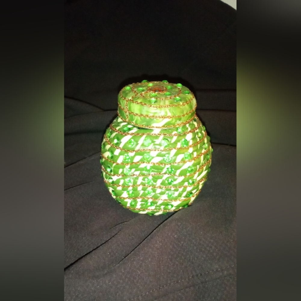 Handmade Gawdy©Jar with screw top Glows In The Dark